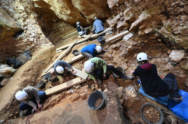 Trabajos en Sima del Elefante donde han traspasado la frontera de 1,4 millones de años. SANTI OTERO