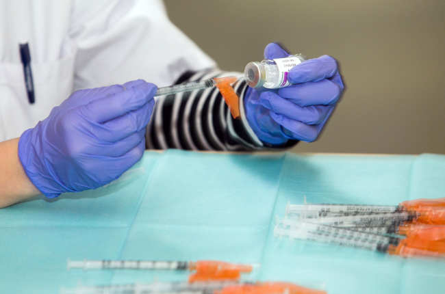 Imagen de la preparación de una dosis de la vacuna. TOMÁS ALONSO