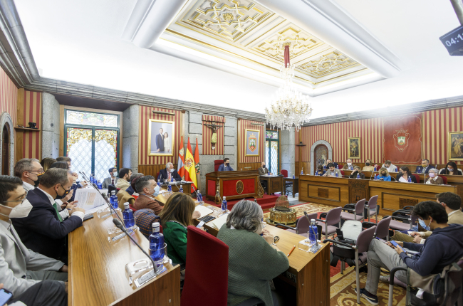Instante de un Pleno ordinario celebrado en el Ayuntamiento de Burgos. SANTI OTERO