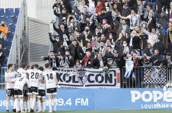 Los jugadores del Burgos CF celebran el segundo gol junto a los seguidores desplazados a Fuenlabrada. LALIGA
