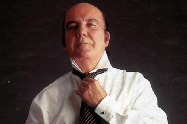 Chiquito se puso la corbata para una sesión con el DOMINICAL de EL PERIÓDICO, 1996.-