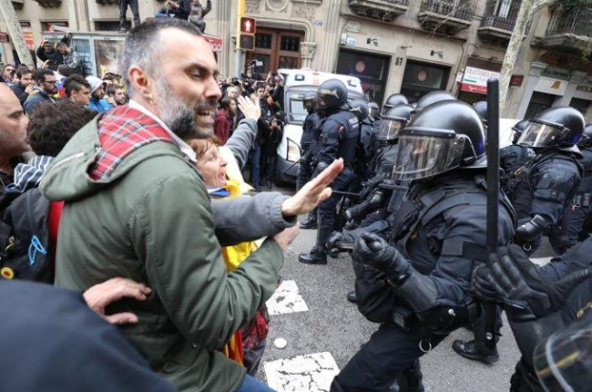 Manifestantes forcejean con mossos ante la Delegación del Gobierno en Cataluña.-ROBERT RAMOS