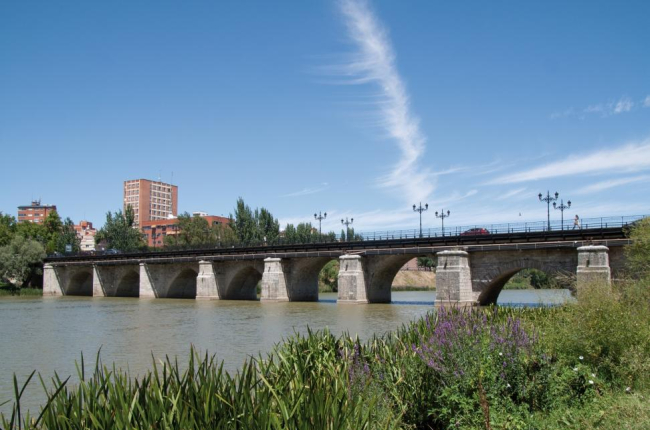 Vista del puente Mayor sobre el río Pisuerga que une el centro de la ciudad con el barrio de La Victoria.-M.A.S.