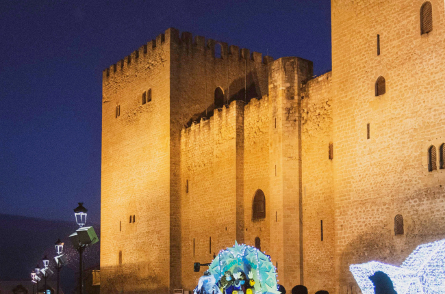 Los Reyes saludaron a todos en Medina desde su carroza junto al Alcázar. ECB