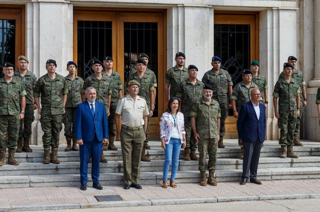 La ministra de Defensa, Margarita Robles, posa para una foto de familia en el Cuartel General de la División San Marcial, en Burgos. SANTI OTERO