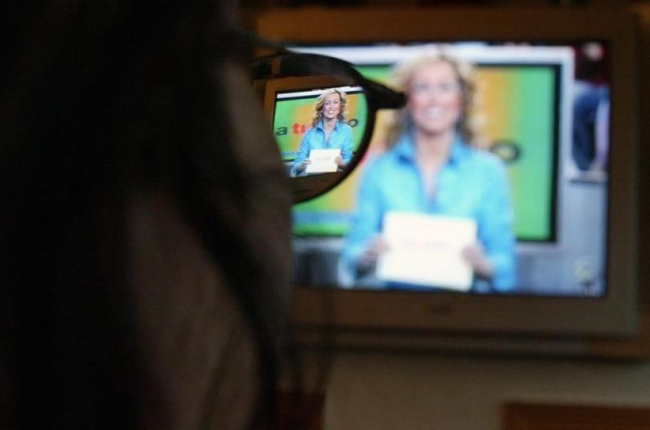 Imagen de un telespectador 'maduro' viendo un programa de televisión en su hogar.-JOSÉ RAMÓN LADRA