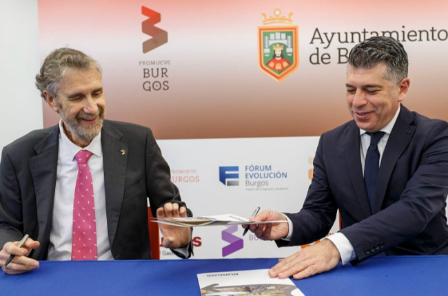 Manuel Pérez Mateos y Vicente Marañón firmaron el pasado 10 de marzo el protocolo de colaboración para posicionar a Burgos como destino de referencia del español. SANTI OTERO