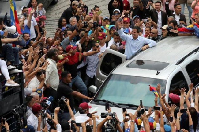 Guaidó saluda a los asistentes a un mitin en la ciudad venezolana de Carrizal.-MANAURE QUINTERO (REUTERS)