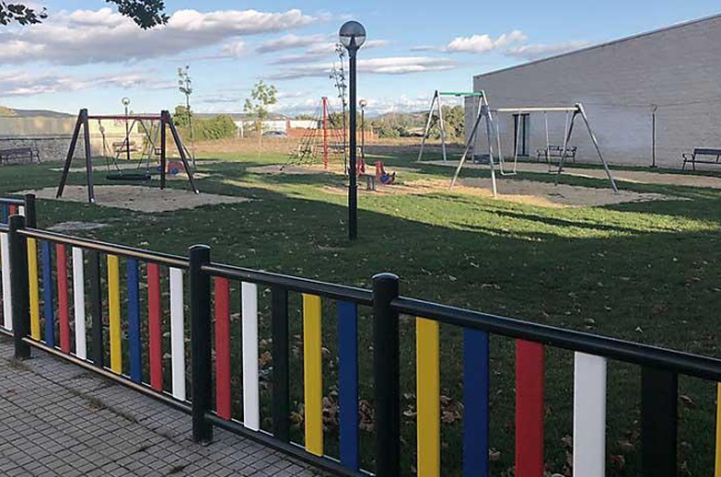 Los arreglos realizados en tres parques infantiles de la localidad han contado con un coste de 40.000 euros.-ECB