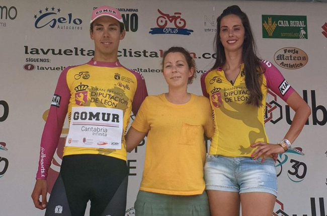 Ángel Fuentes en el podio de la Vuelta a León con el maillot amarillo de líder.-