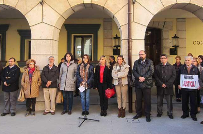 Concentración a las puertas del Ayuntamiento de Aranda de Duero contra la violencia de género.-L.V.