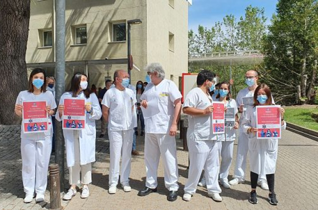 El gerente del hospital de Aranda en la protesta junto al personal de Urgencias . L. V.
