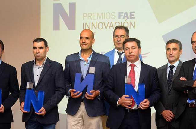 Los directivos de las premiadas, con los responsableas de FAE, ITCL y Fundación Caja de Burgos.-ICAL