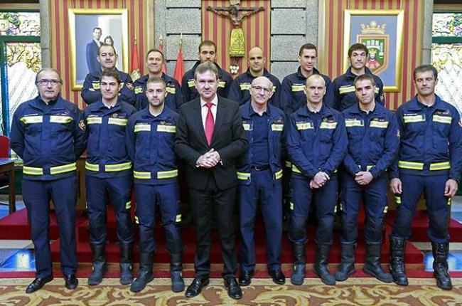 Foto de familia de los nuevos integrantes del servicio municipal de bomberos con el alcalde, Javier Lacalle, ayer en el Salón de Plenos.-RAÚL G. OCHOA