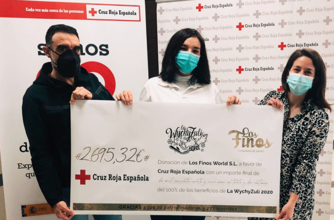 Andrés Galán y Zulima Esteban entregan el cheque de La WychyZuli 20 a Cruz Roja. ECB