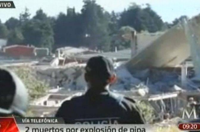 Imagen de vídeo de Milenio TV, que muestra a un policía en la escena de la explosión, este jueves en México.-Foto: AP / MILENIO TV