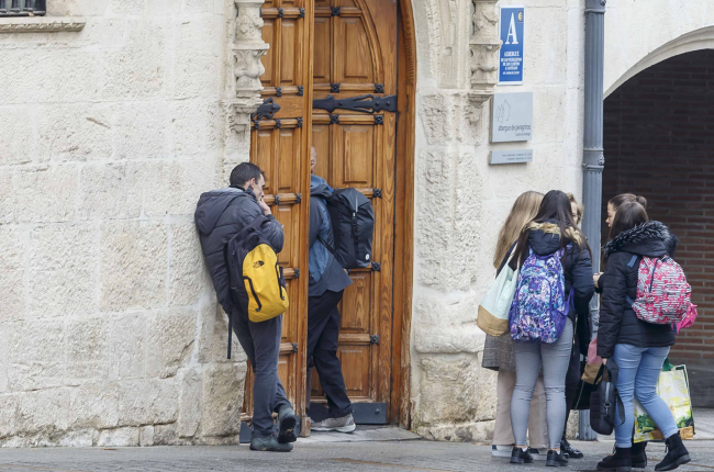 Dos peregrinos a la puerta de la Casa del Cubo, sede del albergue municipal de Burgos. SANTI OTERO