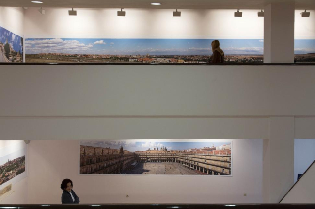 Inauguración de la exposición de fotografías "Panorámicas Salamanca XXI" de Vicente Sierra Puparelli, en la sala de exposiciones Palacio de Garci Grande-Ical