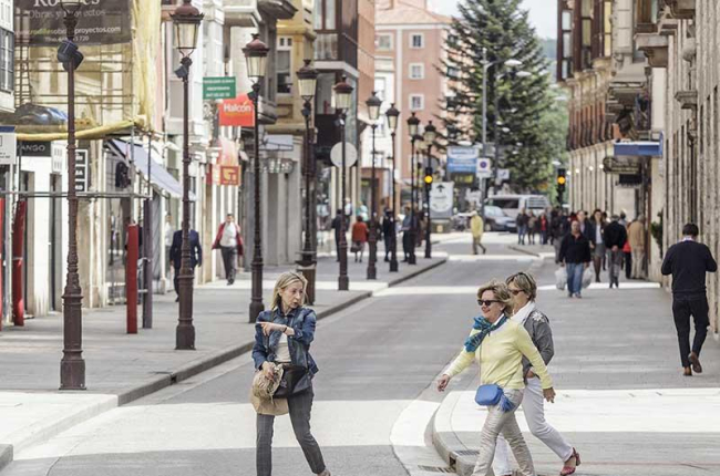 Unas mujeres cruzan la calle Santander en un día festivo.-RAÚL G. OCHOA