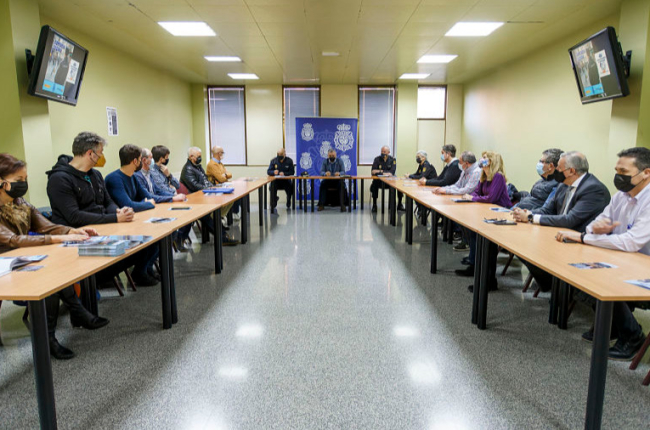 Reunión del subdelegado del Gobierno y el comisario con comerciantes de Burgos. SANTI OTERO