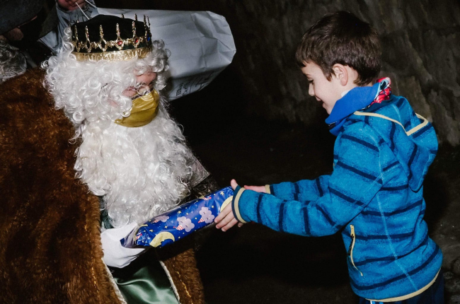 En Torregalindo, los Reyes entregan en mano los regalos a los niños
