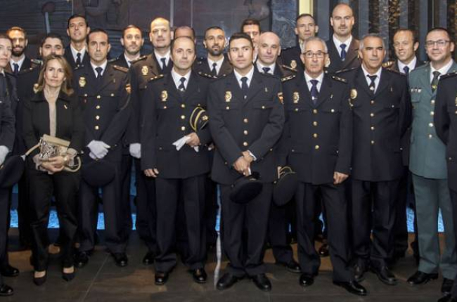 Foto de grupo de los condecorados ayer en la celebración de los Ángeles Custodios de la Policía Nacional.-SANTI OTERO