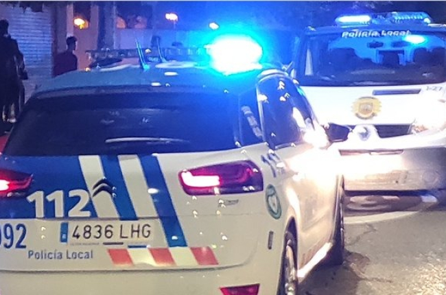 Agentes de la Policía Local de Burgos en una intervención nocturna. ECB