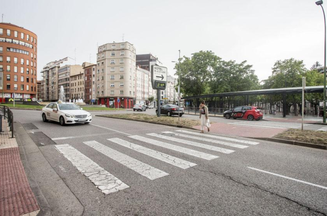 Imagen del paso de peatones de la calle Madrid junto a la glorieta de San Agustín.