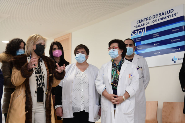 La consejera de Sanidad, Verónica Casado, visita el Centro de Salud de Salas de los Infantes. ICAL