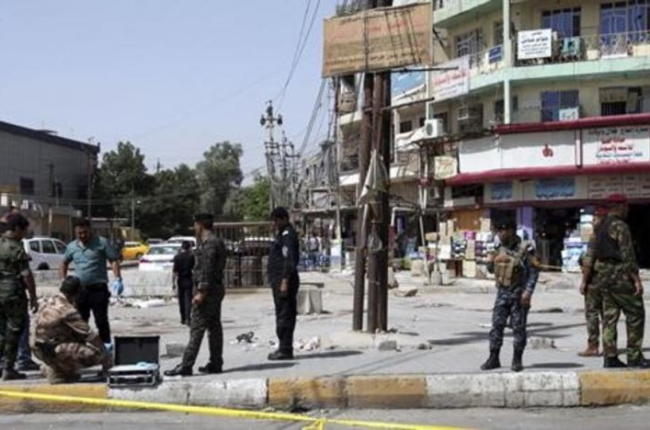 Varios policias inspeccionan la escena de crimen donde exploto una bomba en un mercado popular del barrio Nuevo Bagdad-EFE / AHMED JALIL