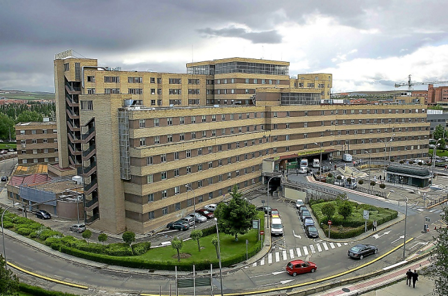 Exterior del hospital Clínico en el complejo asistencial de Salamanca.- L.M.