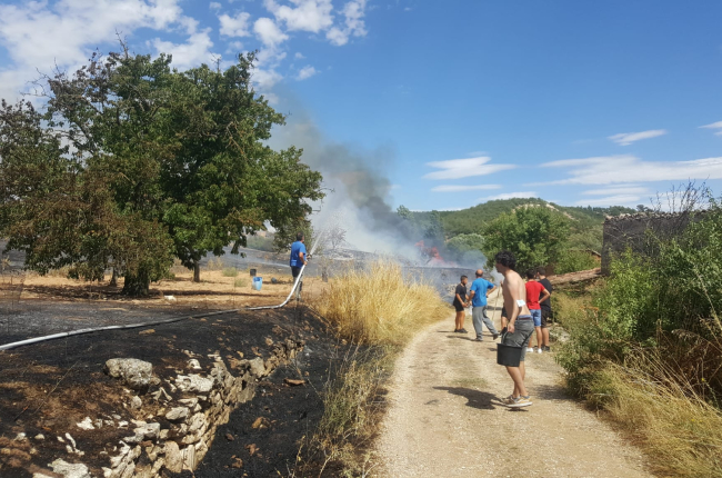 Voluntarios y personal contra incendios colaboraron en la extinción del fuego de Sotillo. AURORA LÁZARO