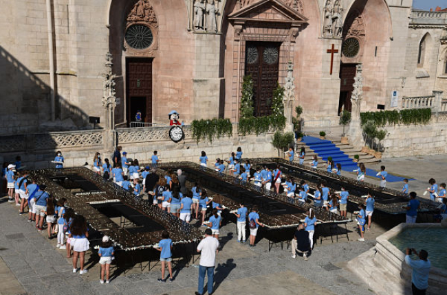 Acto de celebración del VIII Centenario de la Catedral con una tarta de 800 velas. ICAL
