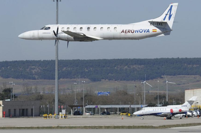 Un avión sobre vuela las instalaciones del aeropuerto de Villafría, en Burgos, en una imagen de archivo.-ISRAEL L. MURILLO