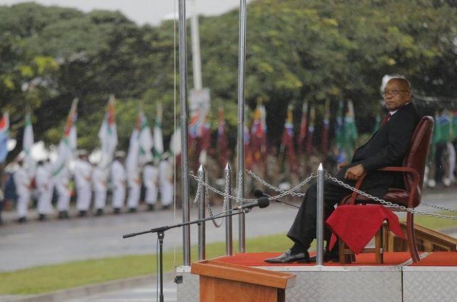 El presidente de Sudáfrica, Jacob Zuma, en un desfile militar el pasado martes.-EFE / KIM LUDBROOK
