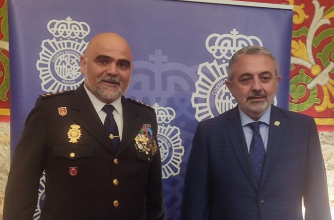 El comisario jefe de la Policía Nacional de Burgos, Jesús Nogales, y el subdelegado del Gobierno, Pedro de la Fuente. D. S. M.