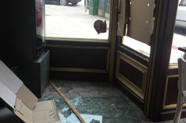 Los ladrones rompieron el cristal de la puerta. ECB
