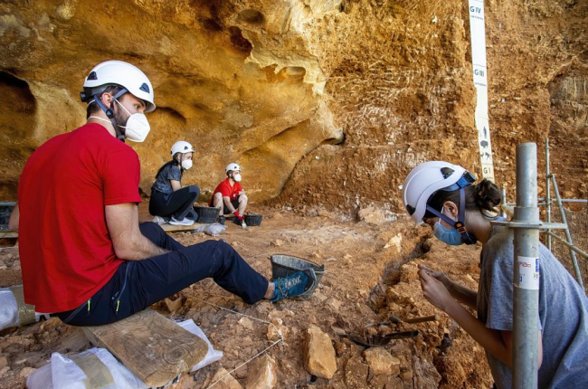 Los directores de la campaña han diseñado los grupos de trabajo este año para que los excavadores puedan guardar la distancia social en los yacimientos. SANTI OTERO