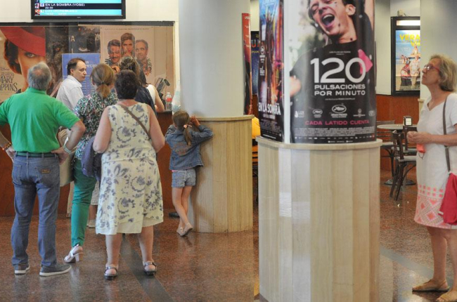 Varias personas esperan su turno para comprar entradas en los cines Vam Golem.-ISRAEL L. MURILLO