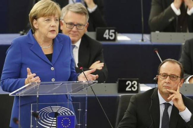 Merkel interviene ante el pleno del Parlamento Europeo, junto a Hollande, este miércoles.-AP / MICHAEL PROBST