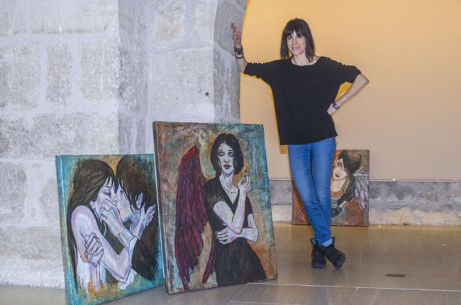 Marta Tapia junto a algunas de sus obras, antes del montaje de la exposición.-ISRAEL L. MURILLO