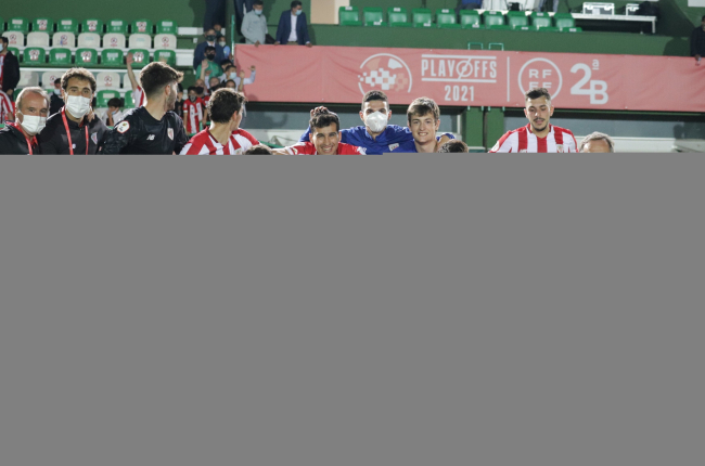 Los jugadores del Bilbao Athletic celebran su clasificación para la final. TWITTER / @ATHLETICCLUB