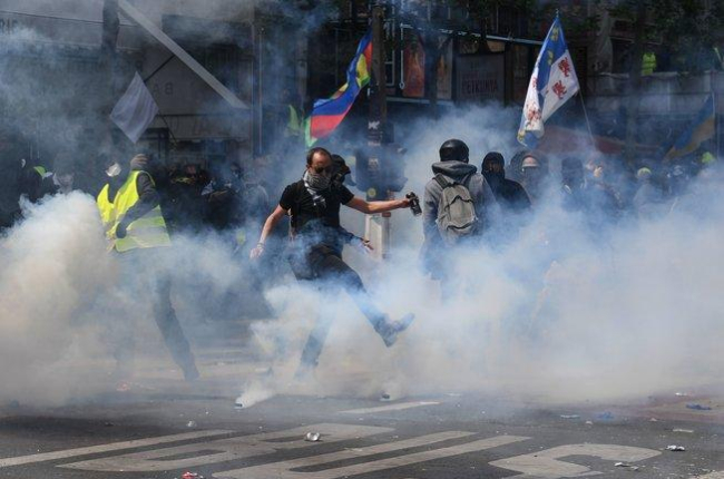 Un momento de los enfrentamientos entre la Policia manifestantes el Primero de Mayo en París.-AFP