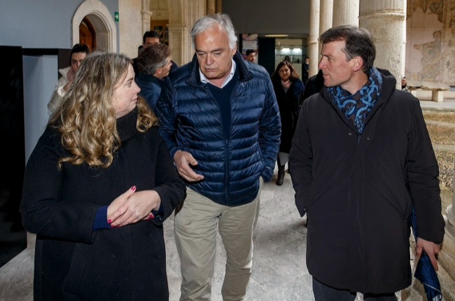 Esteban González Pons, en Burgos, con Cristina Ayala y Borja Suárez. SANTI OTERO