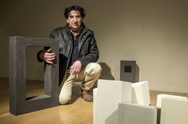 Miguel Martínez Delso, junto a una de las esculturas de 'A través de la ventana'.-Santi Otero
