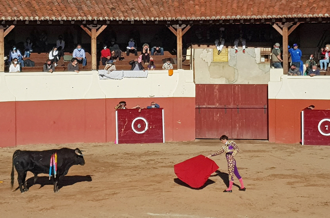 Imagen de la corrida de toros celebrada ayer en Huerta de Rey. ECB