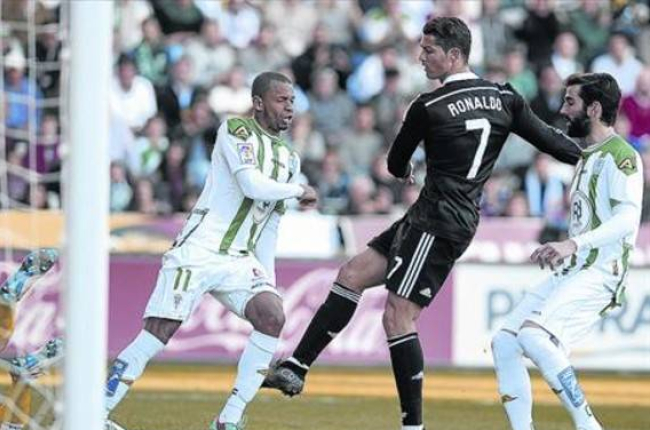 Cristiano Ronaldo propina una patada sin balón a Edimar en la jugada que le costó la expulsión.-Foto: AFP/ CRISTINA QUICLER