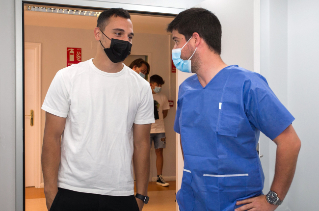 Alfonso Herrero charla con el doctor Antonio Rodríguez durante las pruebas médicas realizadas en Recoletas. TOMÁS ALONSO