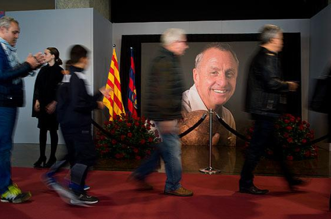 HOMENAJE Miles de aficionados homenajean a Cruyff en el Camp Nou