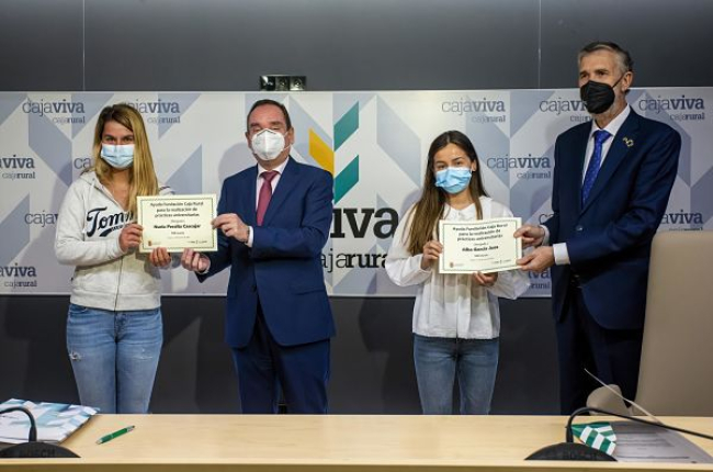 Las alumnas Nuria Peralta y Alba García reciben el diploma que acredita sus prácticas de manos del director general de Cajaviva y del rector de la UBU. SANTI OTERO